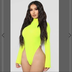 FN Mock neck neon yellow bodysuit sz.L